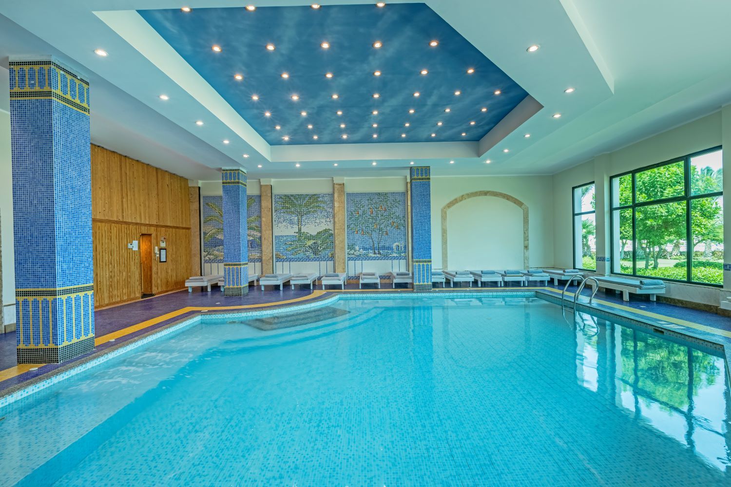 Spa & indoor pool