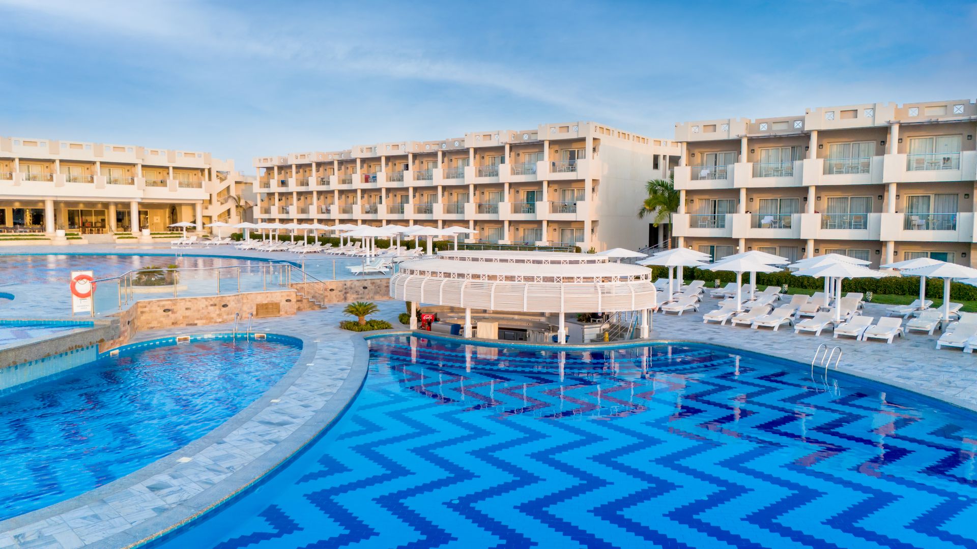 Sirena Pool Bar